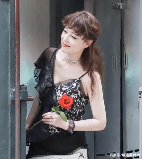 周海媚確實有扮嫩資本，染黃髮穿吊帶黑紗裙，54歲也有初戀的味道