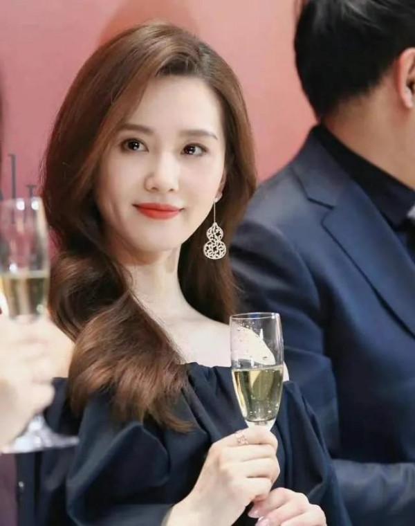 劉詩詩,膚白貌美,恨天高實力搶鏡 劉詩詩,膚白貌美,恨天高實力搶鏡