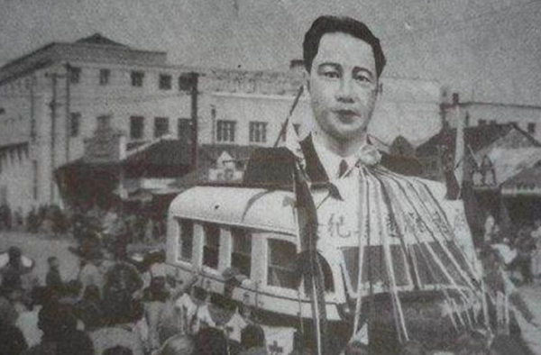 1944年汪精衛在日本去世，兩年後陵墓被炸，士兵意外發現神秘字條