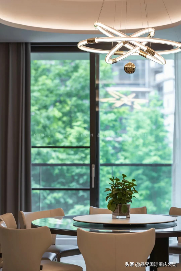 重慶夫妻340㎡新家,全屋做曲型吊頂,鄰居直呼第一次見,羨慕 重慶夫妻340㎡新家,全屋做曲型吊頂,鄰居直呼第一次見,羨慕
