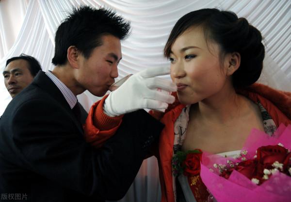 女性擇偶標準又升級，農村興起“單、雙、老”不嫁，農民欲哭無淚