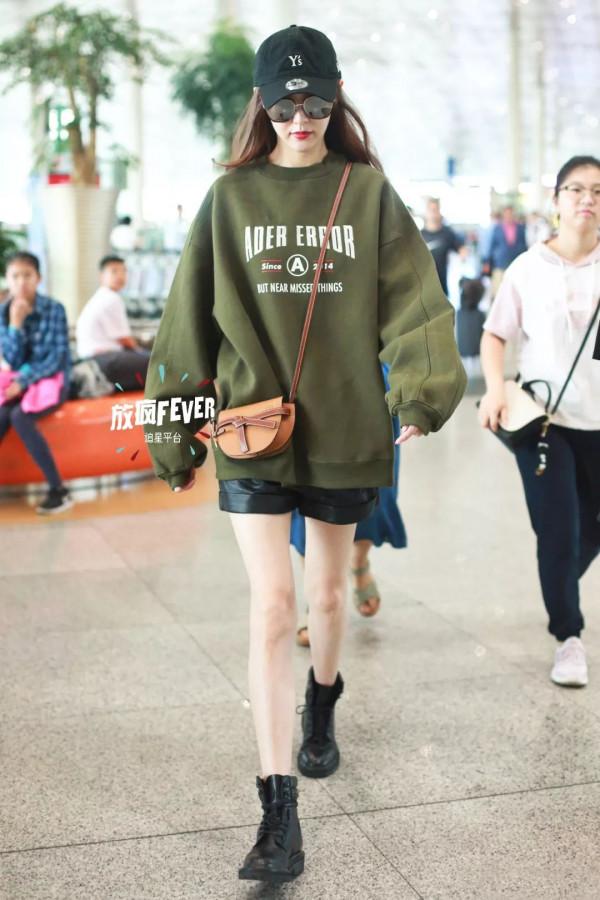 是時候穿衛衣了!2021秋天流行這4款,時尚又顯瘦,照著穿美炸了 是時候穿衛衣了!2021秋天流行這4款,時尚又顯瘦,照著穿美炸了