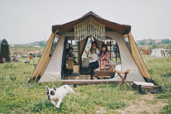 年輕人正流行“野奢”旅行：風格露營+精緻審美