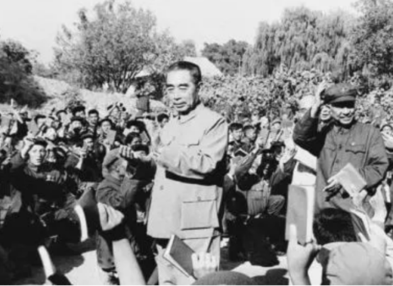 1957年周總理宴請外賓，丸子中吃出了一片金屬，後廚緊急開會研究