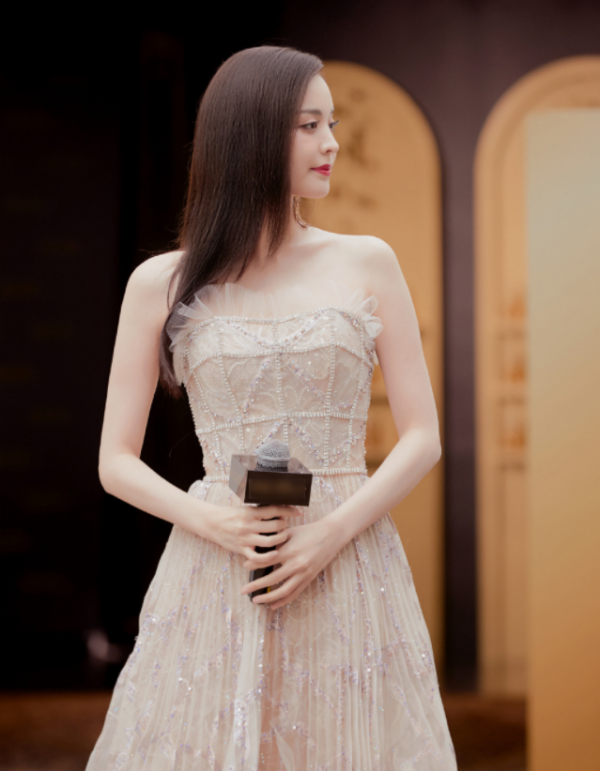 92年的古力娜扎，五官精緻立體，氣質冷豔動人