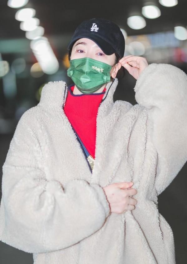 左小青孩子都10歲了,可打扮得還挺嬌俏,羊羔毛配瑜伽褲太稚嫩 左小青孩子都10歲了,可打扮得還挺嬌俏,羊羔毛配瑜伽褲太稚嫩