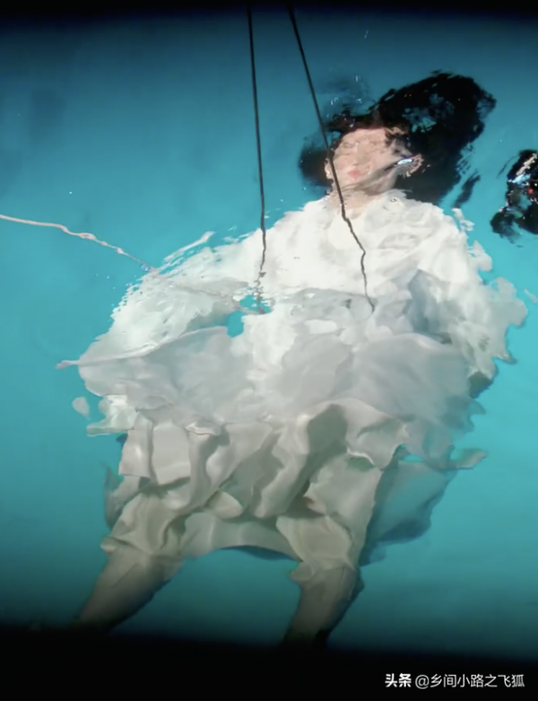 成毅《沉香如屑》入水路透曝光 穿一襲白衣憋氣時間久