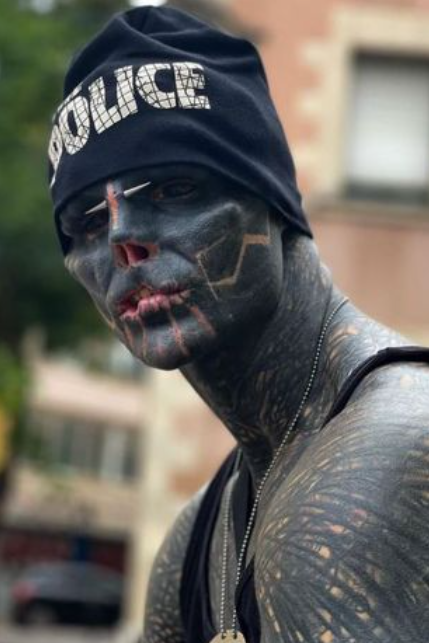 巴西一男子另類追星，60多次手術後，計劃贏得世界吉尼斯世界紀錄