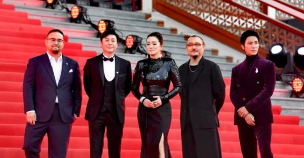 佟麗婭當主持人造型驚豔！同場白百何秀好身材，鞏俐站C位氣場強