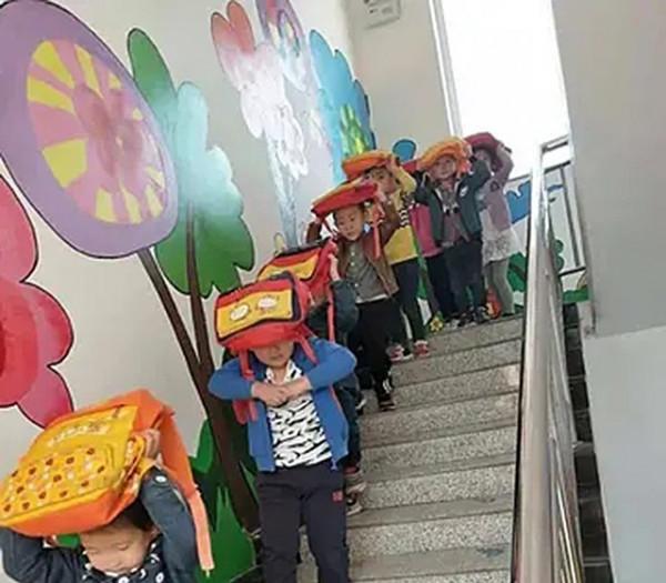 汶川地震時，一張西安“老師救娃”照感動眾人，他們相約5年一見