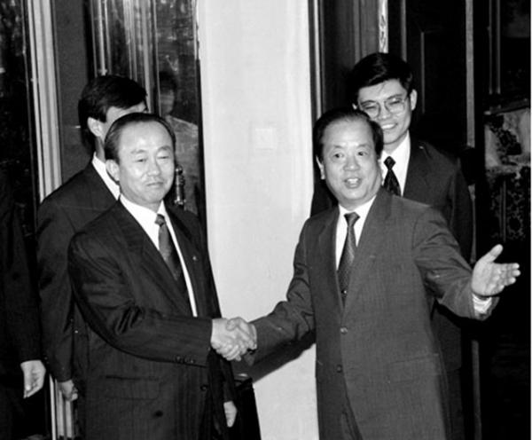 李肇星首次見錢其琛,脫口而出:錢司長好!辦公室內鬨堂大笑 李肇星首次見錢其琛,脫口而出:錢司長好!辦公室內鬨堂大笑