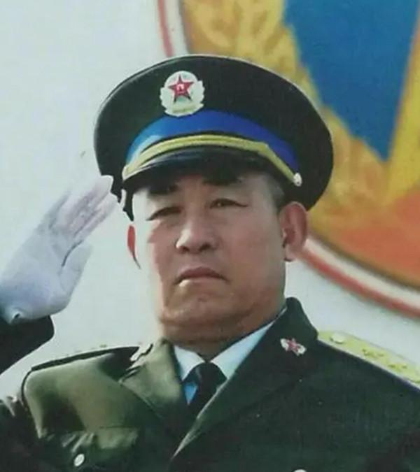 成都軍區的第一任空軍司令員，62歲授中將，65歲被免職後退役