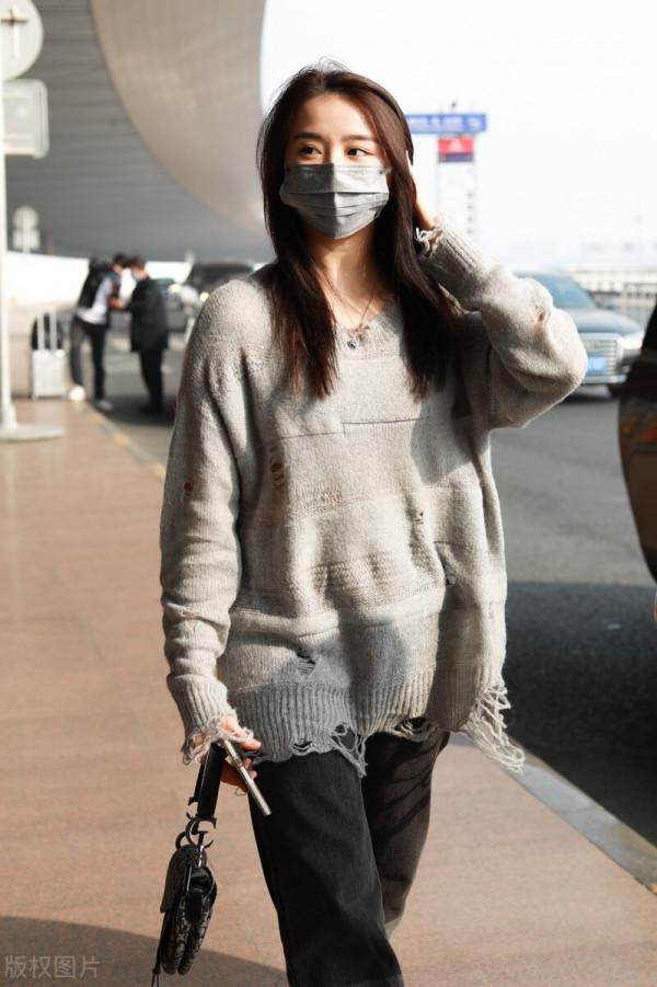 金子涵穿灰色破洞毛衣搭配灰色拼接直筒褲,揮手打招呼甜美可愛 金子涵穿灰色破洞毛衣搭配灰色拼接直筒褲,揮手打招呼甜美可愛