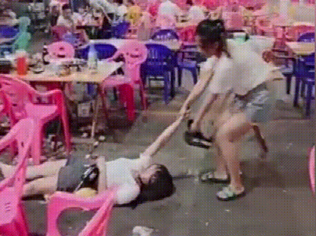 廣西：女子艱難拖行醉酒閨蜜，夜市食客冷眼旁觀無人幫忙