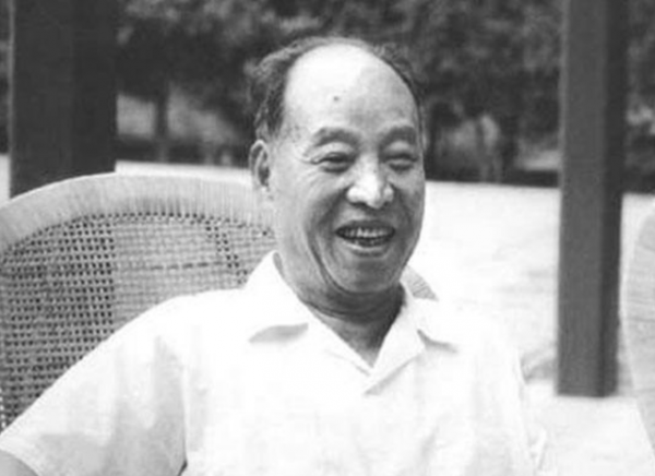 劉帥和林帥缺席授銜，中央派誰去進行補授工作？此人後來成正國級