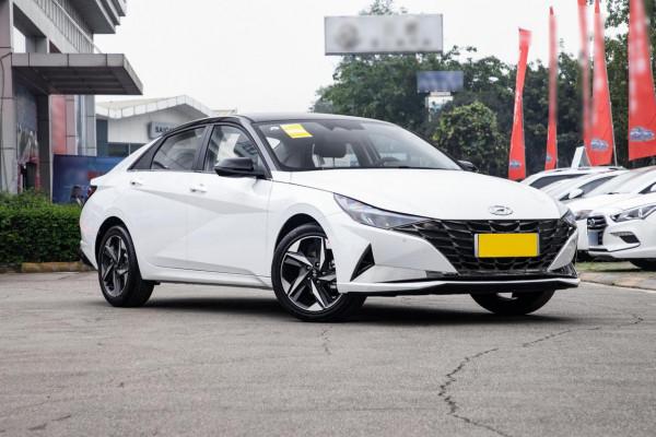 軸距2720mm，外觀顏值出色，油耗低至6.4L，帶你看第七代伊蘭特