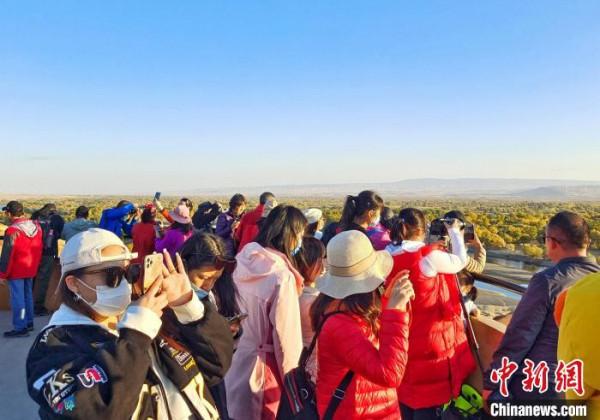 “十一”黃金週 新疆“五彩灘”秋韻吸引眾多遊客 “十一”黃金週 新疆“五彩灘”秋韻吸引眾多遊客