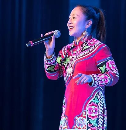 彝族姑娘周麗珍：打工小妹，因星光大道改變命運，逆襲登上春晚