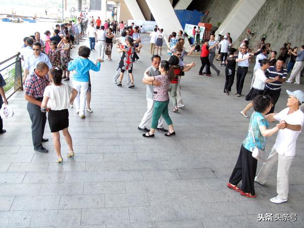 搭夥過日子半年後散夥，67歲退休老人說：她要的太多，我給不了