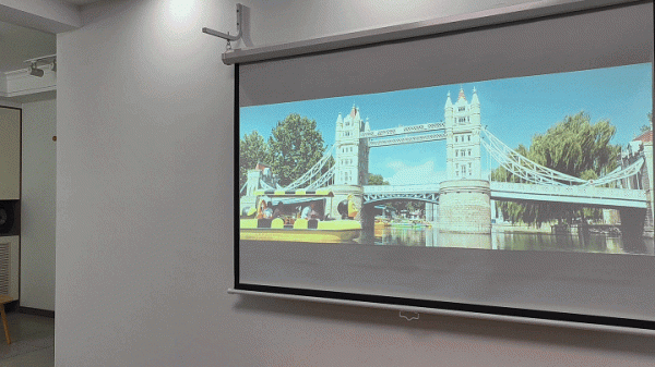 國產推出“4K解析度”的智慧投影儀：3000ANSI流明，開燈也能用