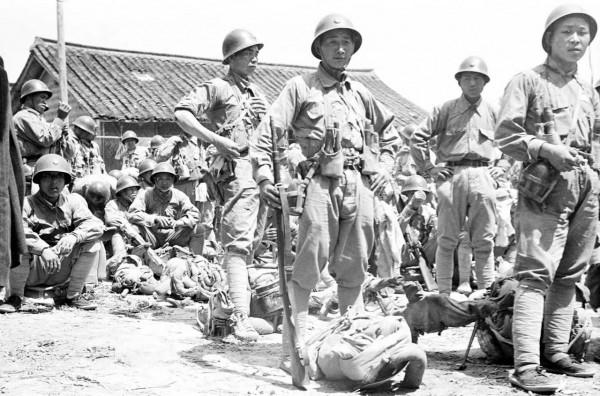 遠征軍營長用一些繳獲的日軍破爛，和美軍少尉換了許多精良武器