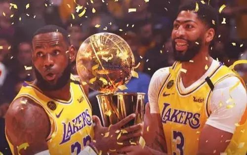 作為隊內的年輕人,戴維斯現在需要扛起湖人的大旗了 作為隊內的年輕人,戴維斯現在需要扛起湖人的大旗了