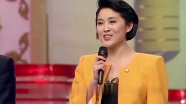 春晚失誤大合集，倪萍神級救場退休後才說出，陳佩斯成經典