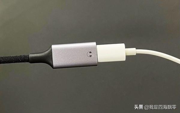 只需要用一個轉接頭，蘋果EarPods線控耳機也能在膝上型電腦上用