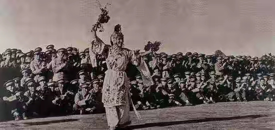 常香玉65歲演出,觀眾的熱情像極了野性消費的網友,卻累壞了大師 常香玉65歲演出,觀眾的熱情像極了野性消費的網友,卻累壞了大師