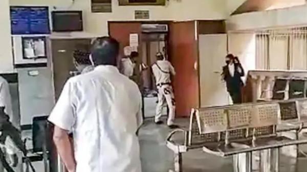 為了報仇,印度兩名殺手偽裝成律師,在法庭裡槍殺了黑幫老大 為了報仇,印度兩名殺手偽裝成律師,在法庭裡槍殺了黑幫老大