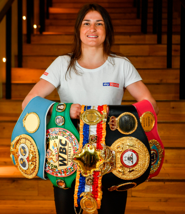 女子拳擊上演世紀大戰！梅威瑟對決帕奎奧重現，一方神似張偉麗