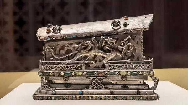 08年，山西古寺挖出唐代金棺，外包五層棺槨，金棺裡面發現舍利子