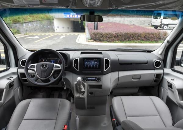 江淮一直致力於輕客，推出的星銳國六版，內飾很素但很實用