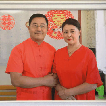 57歲王小寶曬出近況,打扮簡單休閒,與妻子同框十指相扣很是甜蜜 57歲王小寶曬出近況,打扮簡單休閒,與妻子同框十指相扣很是甜蜜