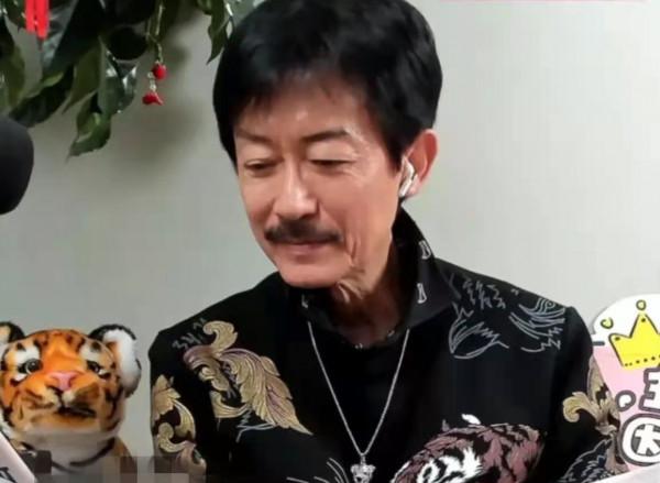 陳勳奇直播談與成龍趣事，助理急著賣貨打斷聊天，網友斥其沒禮貌