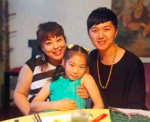 51歲嫁90後老公，晚年得乳腺癌還陷詐騙風波，李菁菁都經歷過什麼