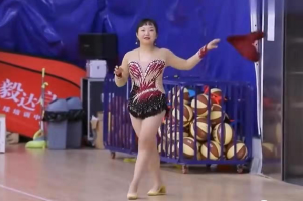 辣目洋子胖得坦蕩，體重超120斤仍愛穿吊帶裙，骨子裡的自信真美