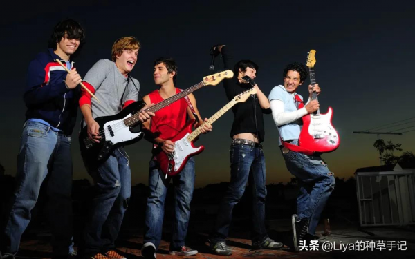 闊腿褲下崗了！今秋流行“瘦瘦褲”