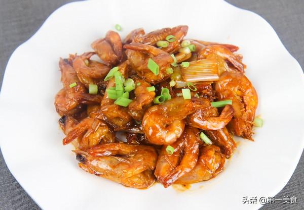 這才是油燜大蝦的家常做法，色澤金黃，鮮嫩滑口，味道不輸飯店