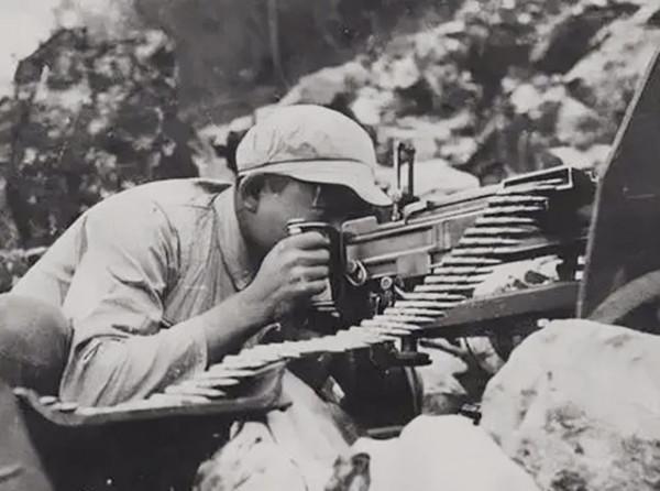 志願軍一級英雄餘新發，用一挺繳獲的美式重機槍，殲滅了228人