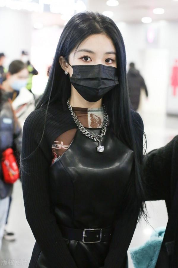 喻言穿黑色針織衫搭配黑色皮裙,一頭黑色長髮柔順 喻言穿黑色針織衫搭配黑色皮裙,一頭黑色長髮柔順