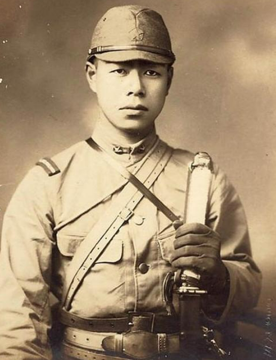 她美麗脫俗，獨闖虎穴偵察被發現；日寇卻自慚形穢，恭送她離開？