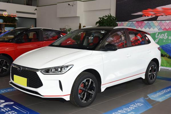 比亞迪e2貼黑頂，營造出高配的運動效果！