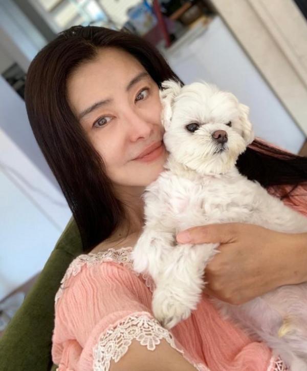 王祖賢拜佛被偶遇，特地換上布衣好虔誠，臉像三十歲駝背卻太減分