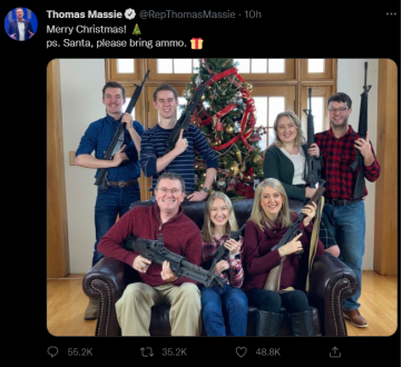 美國一議員曬全家“持槍聖誕合照”引發同僚及網友批評，網友：你們到底有什麼毛病？