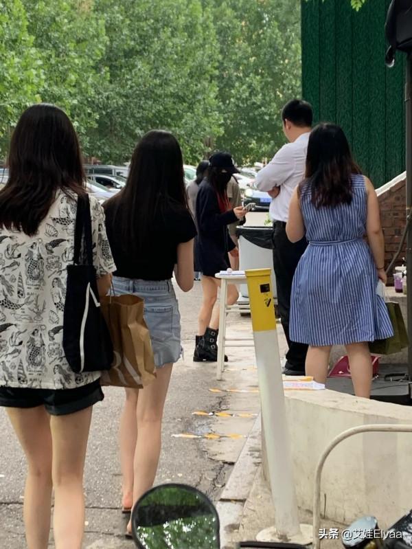 楊冪三里屯逛街,穿百元背心破洞褲似網紅,與小鮮肉合影真不避諱 楊冪三里屯逛街,穿百元背心破洞褲似網紅,與小鮮肉合影真不避諱