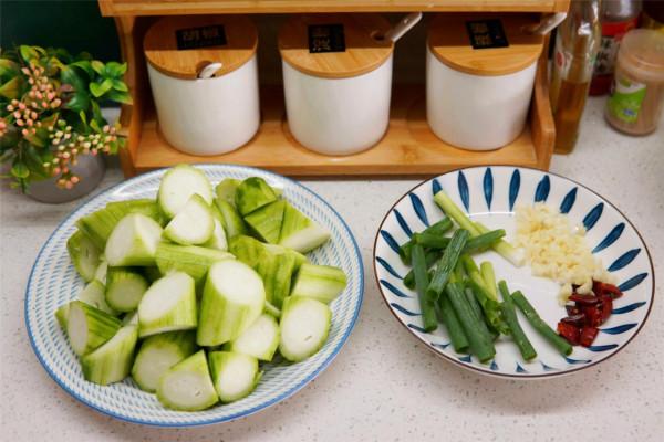 炒絲瓜發黑,記得下鍋前“加一步”,絲瓜碧綠鮮嫩,不費油還好吃 炒絲瓜發黑,記得下鍋前“加一步”,絲瓜碧綠鮮嫩,不費油還好吃