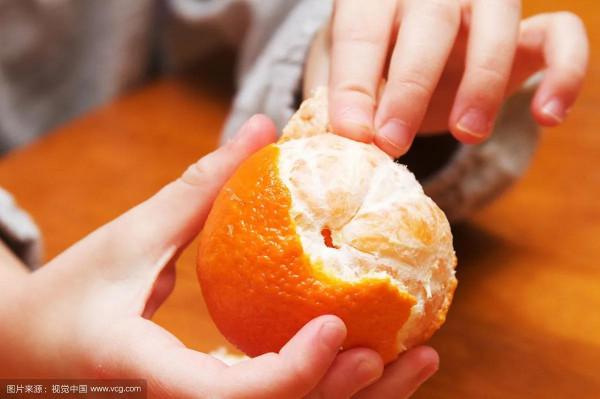 這對父母連桔子都不願意讓給孩子吃，孩子傷心地哭了