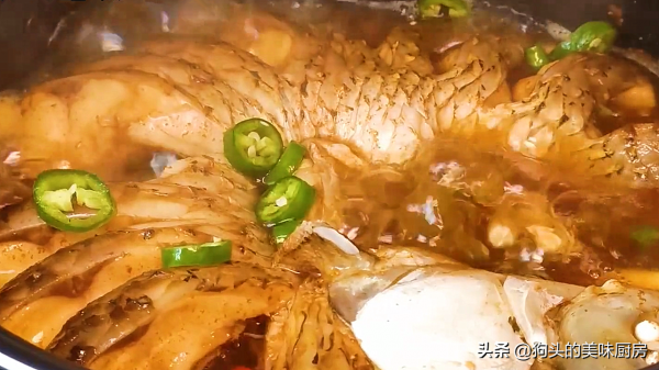 把一條魚放進電飯鍋裡，不加一滴水，出鍋太香了，肉嫩味道香