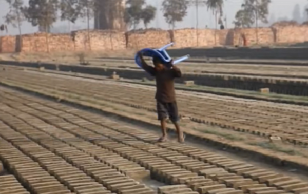 童工成災的孟加拉,孩子會走路就要幹活,沒有夢想只為生存 童工成災的孟加拉,孩子會走路就要幹活,沒有夢想只為生存